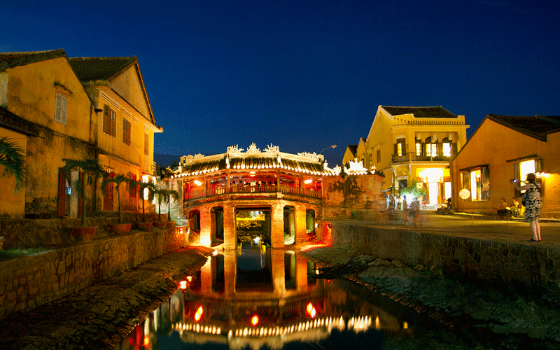  Chùa Cầu lung linh về đêm